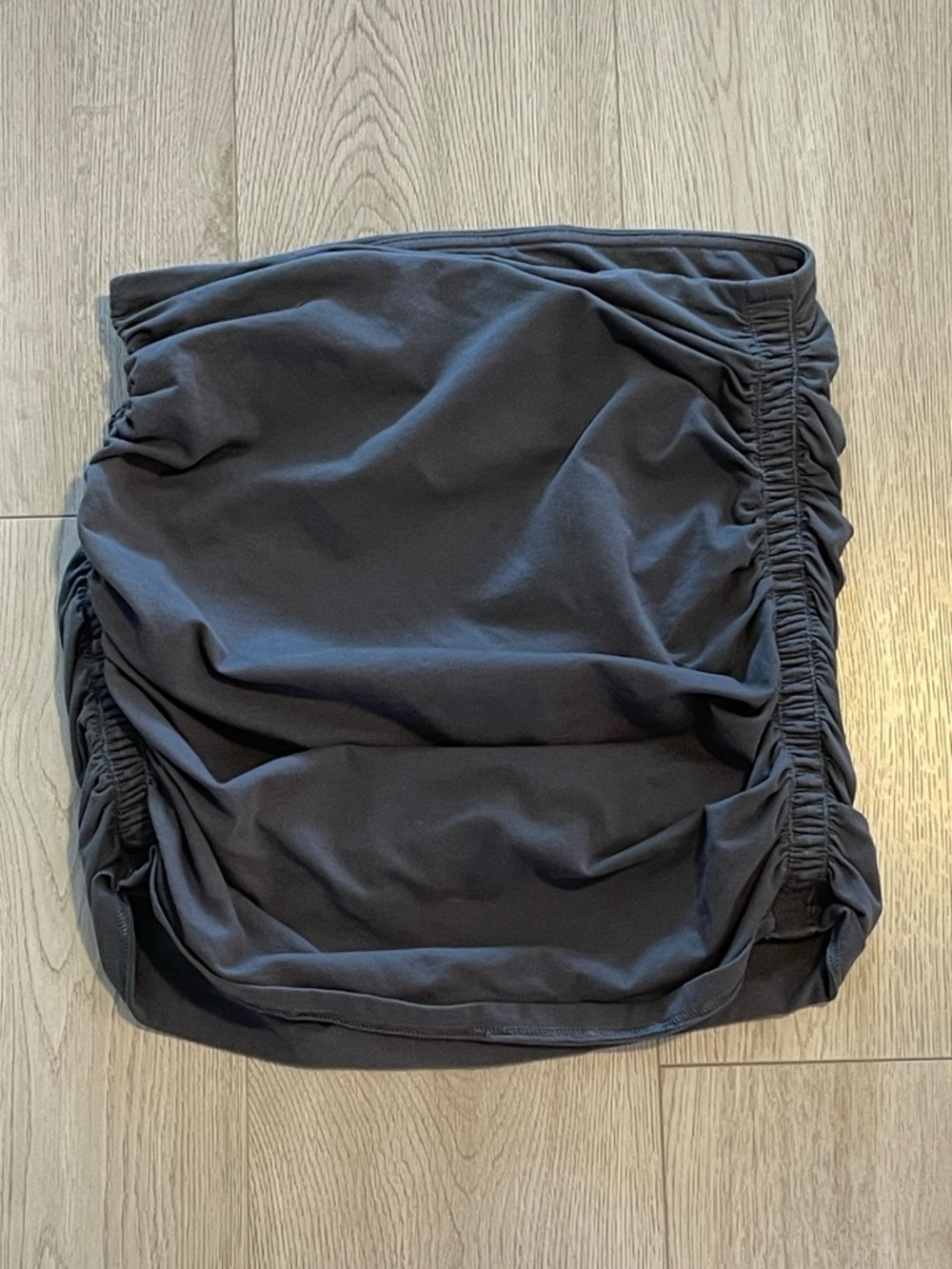 Aritzia TNA Chill Malibu Skirt - Charcoal Grey Ruched Mini Skirt